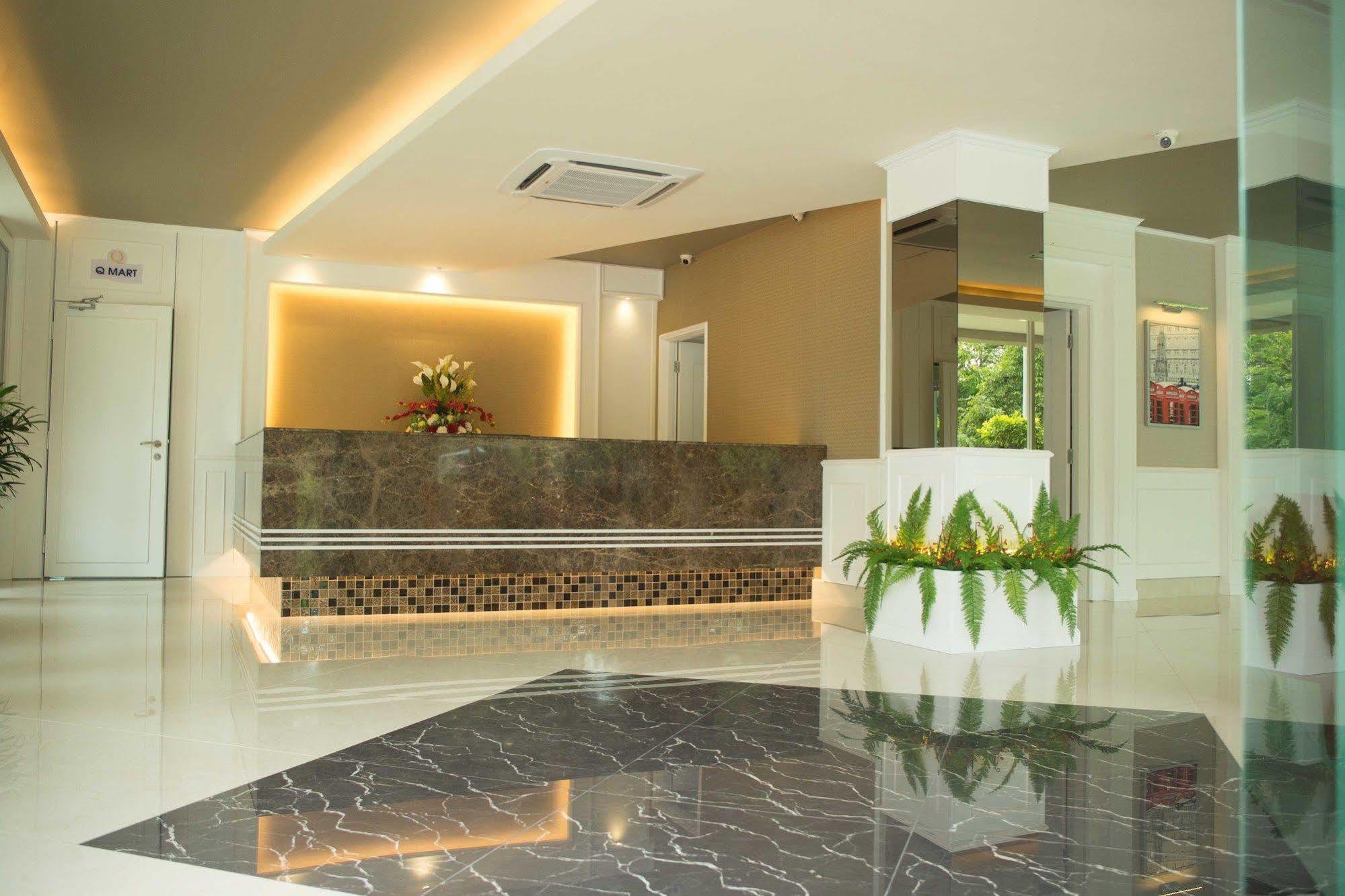 Qlassic Hotel Sepang Bagian luar foto