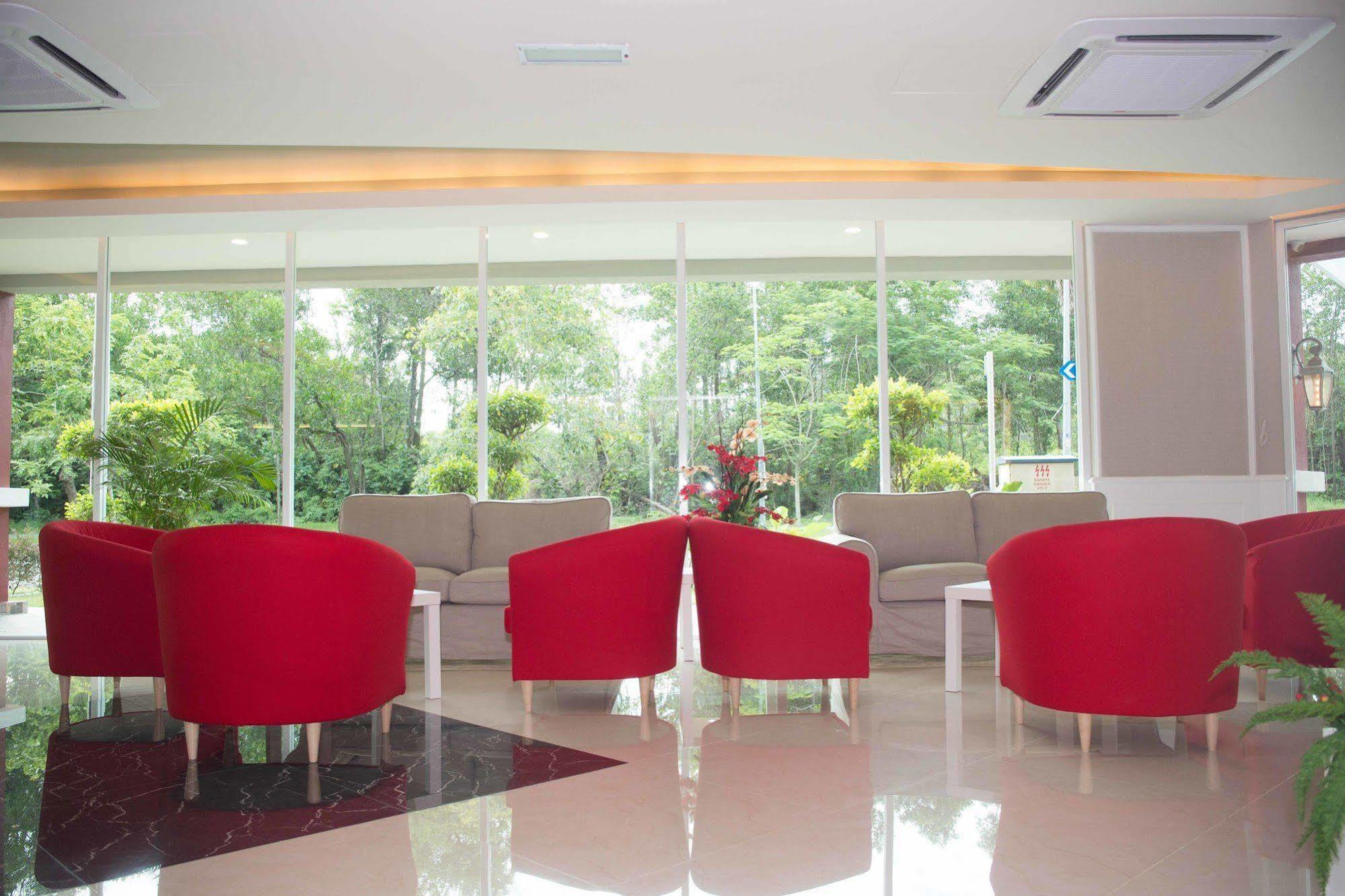 Qlassic Hotel Sepang Bagian luar foto
