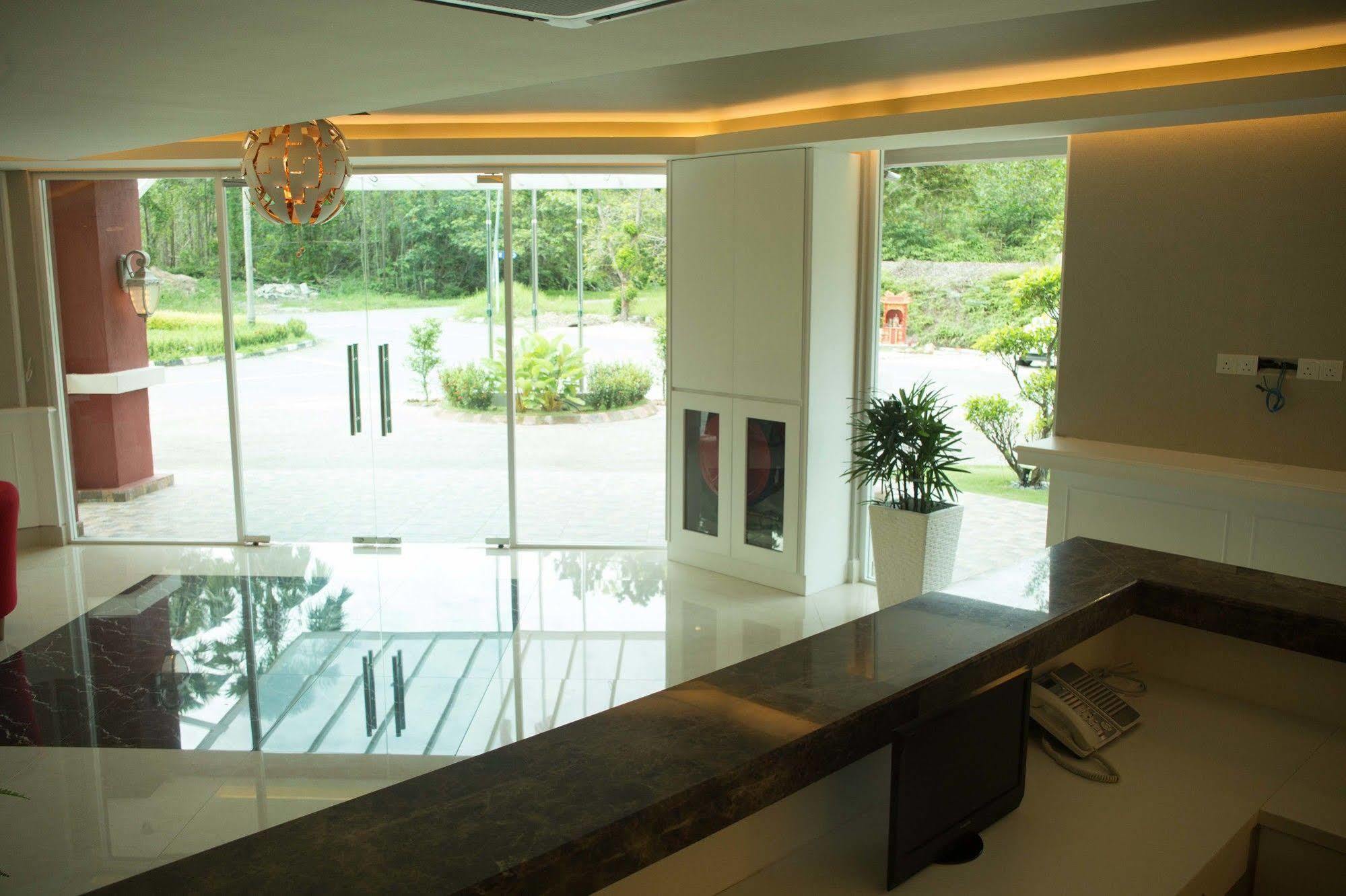 Qlassic Hotel Sepang Bagian luar foto